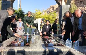 غبارروبی و عطر افشانی گلزار شهدای گمنام بمناسبت گرامیداشت هفته بسیج