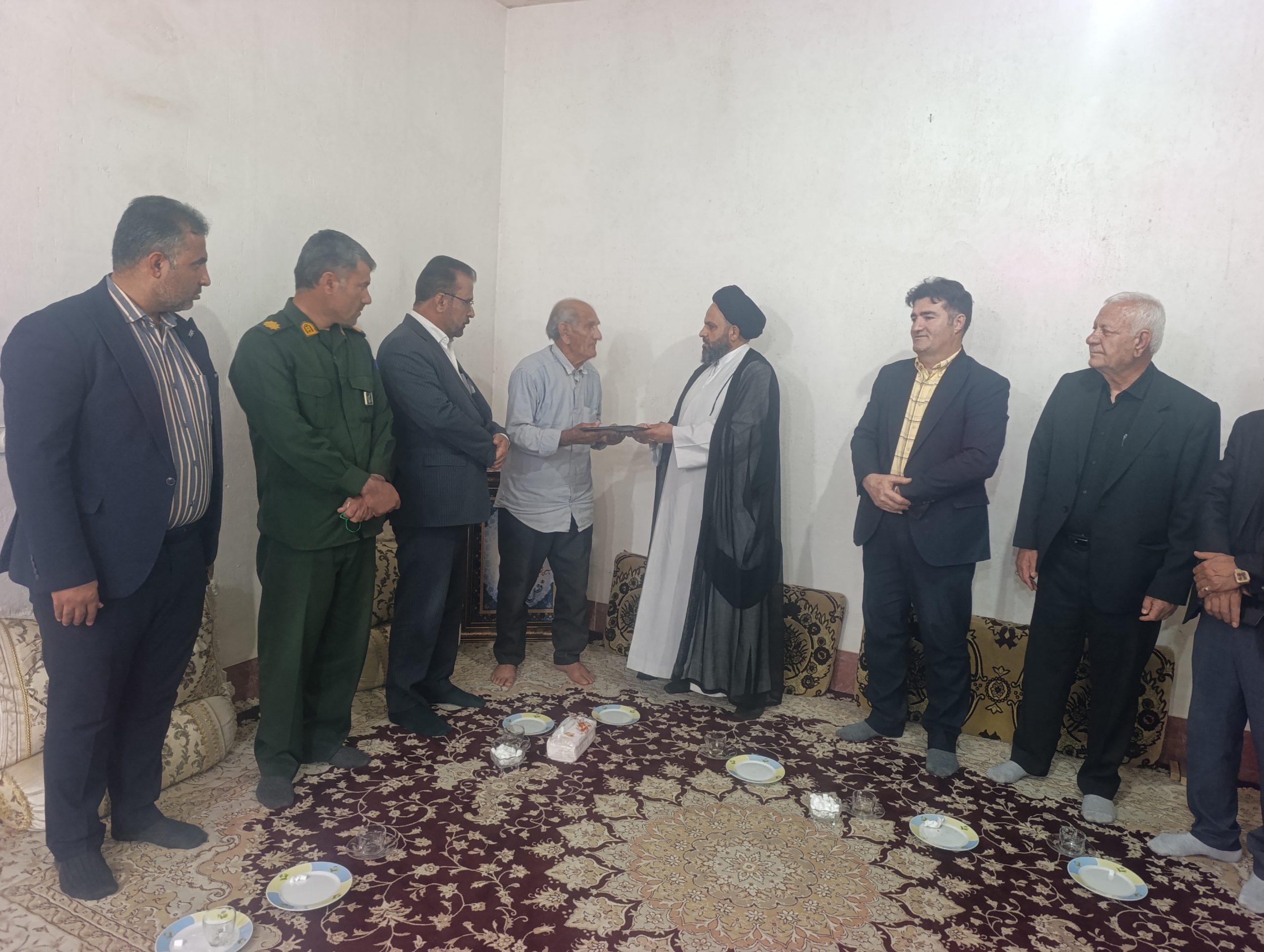 تجلیل از خانواده معزز شهدای کارگر بمناسبت گرامیداشت روز کار و کارگر در چرام